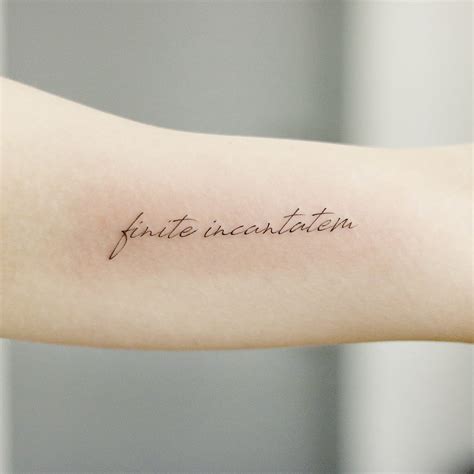 scritta tatuaggio braccio|Tatuaggi con scritte: 160 immagini e idee con。